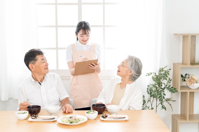 【高齢者施設の食事】給食委託や冷凍宅配のメリット・デメリットについて